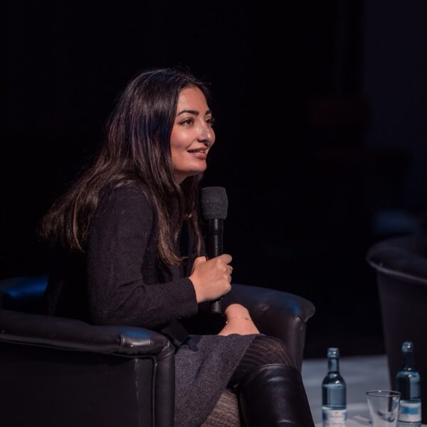 Reem Alabali-Radovan sitzt auf der Bühne eines Panels nach der Theateraufführung "Nullerjahre".